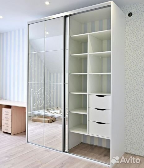 Книжный шкаф