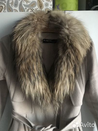 Пальто с меховым воротником