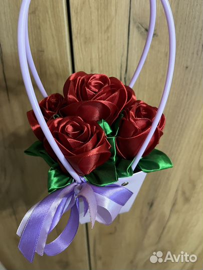Букет из красных атласных роз