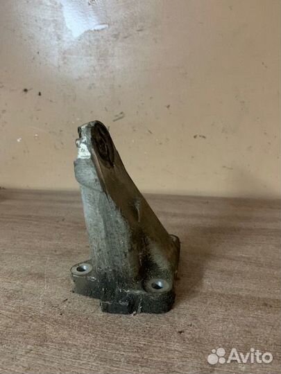 Кронштейн двигателя mercedes W124 W201 M102