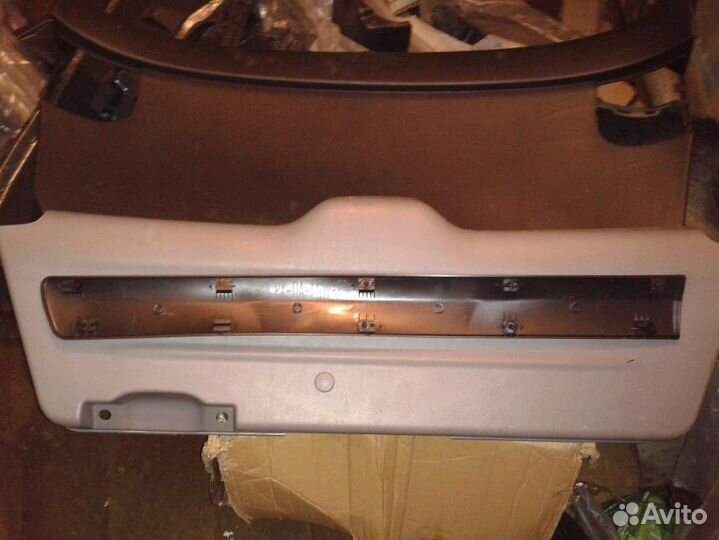 Largus 2012-год молдинг правой передней двери