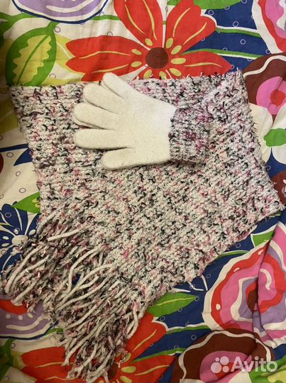 Женский шарф и перчатки