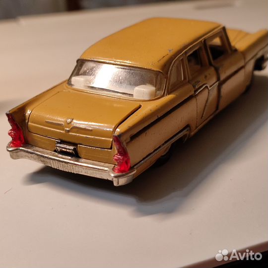 Коллекционная модель машинки 