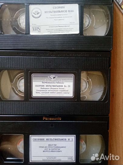 Видеокассеты с фильмами, мультфильмами