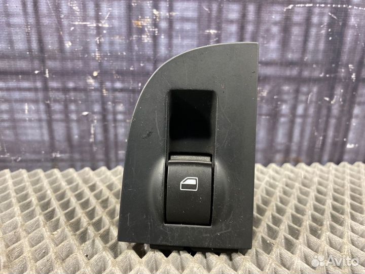 Кнопка стеклоподъемника правая Audi Allroad C5 BES