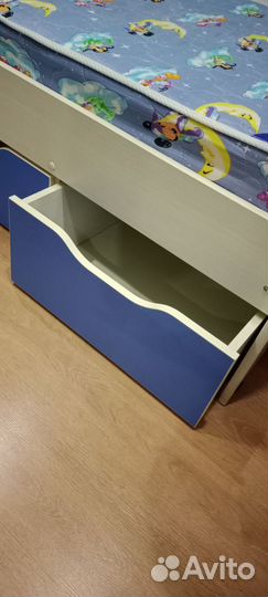 Детская кровать с бортиками, матрасом и ящиками