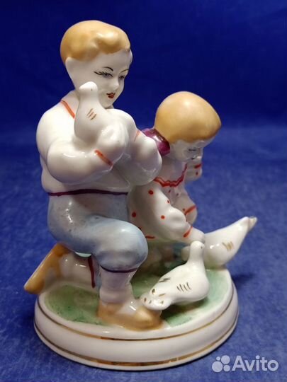 Фарфоровая статуэтка Дети кормят голубей мальчик и