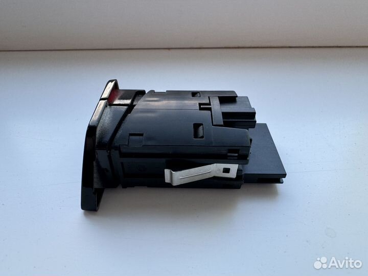 Кнопка аварийной сигнализации BMW G30