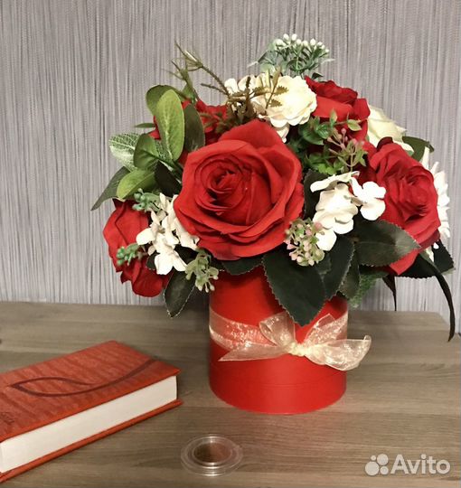 Интерьерная композиция из реалистичных цветов