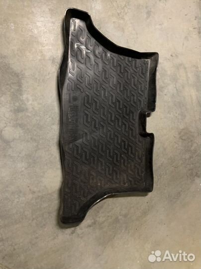Коврик в багажник Nissan Tiida