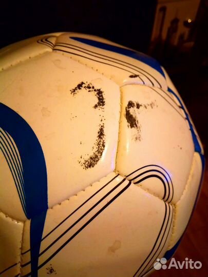 Футбольный мяч есть потёртости