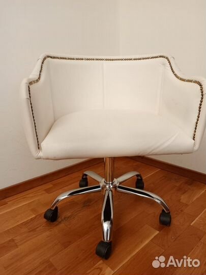 Кресло для мастера маникюра бу