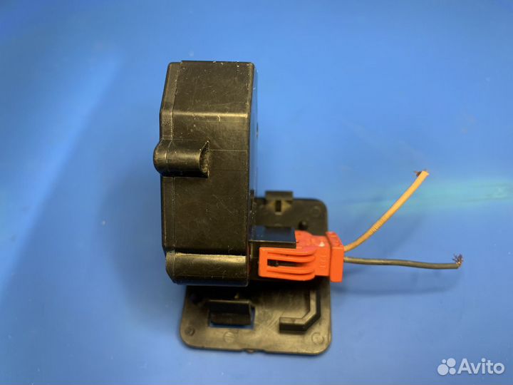 Концевик крышки багажника Ауди 80/100/А6 седан