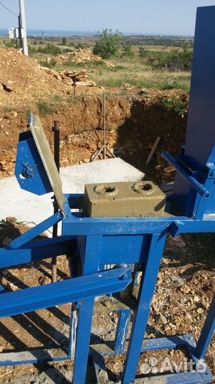 Механический станок для производства Лего-кирпича