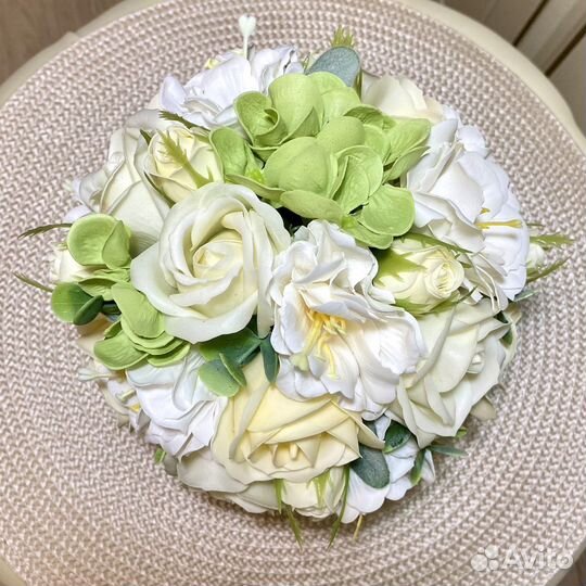 Мыльные розы и камелии в коробке с открыткой