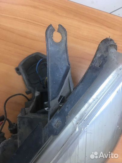 Фара левая Toyota Avensis T250