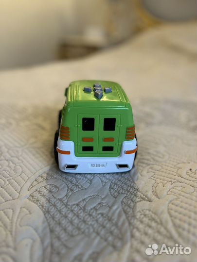 Игрушечная машина