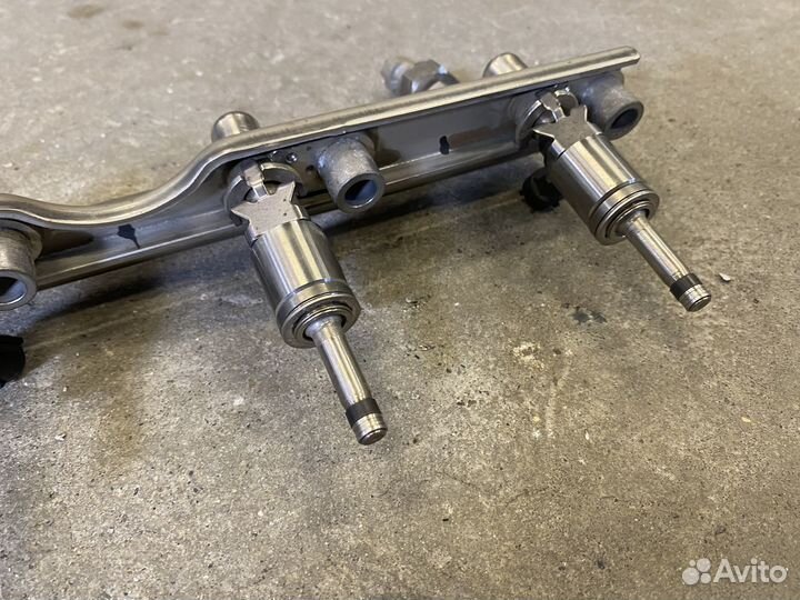 Топливная рампа с форсунками Focus 3 2.0 GDi