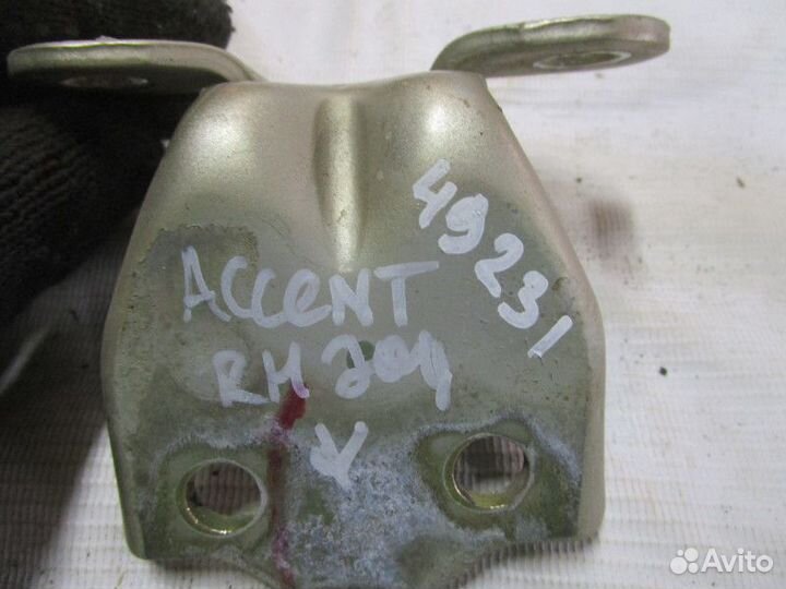 Петля двери задней правой нижняя Hyundai Accent II