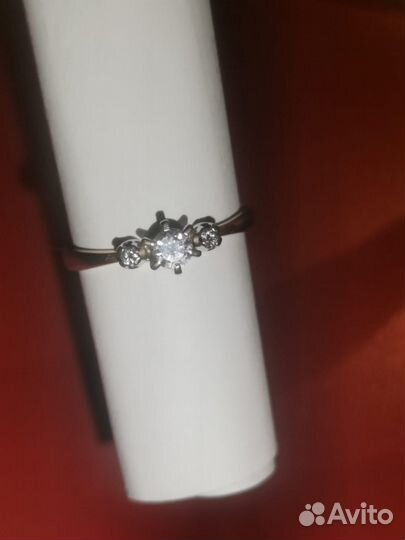 Золотое кольцо с бриллиантом