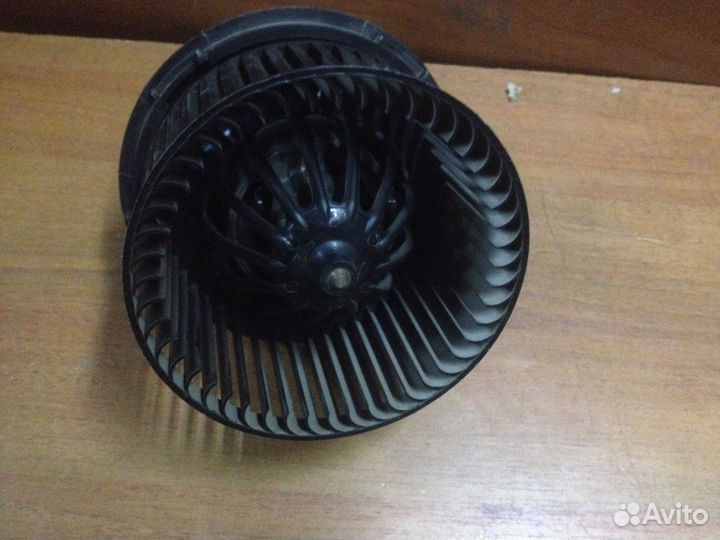 Мотор отопителя nissan Terrano 2720500Q0L