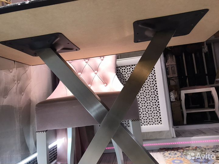 Подстолье из нержавеющей стали очень красиво