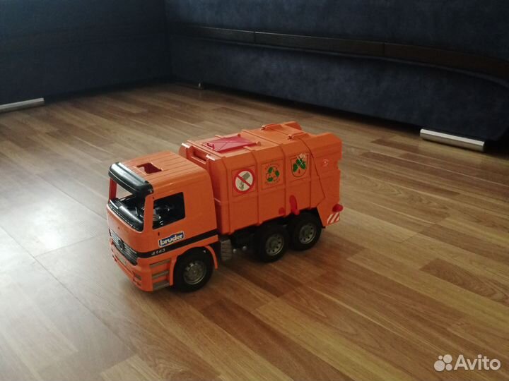 Мусоровоз bruder