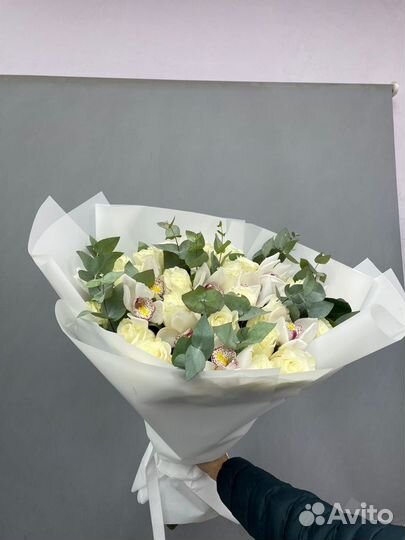 13 орхидей с эвкалиптом