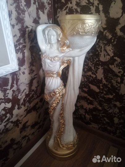 Красивая статуэтка