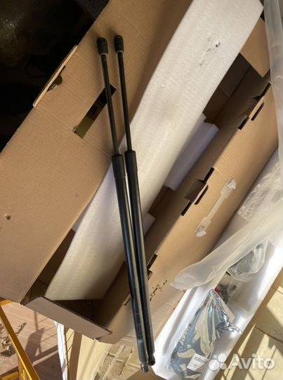 Амортизаторы задней багажной двери Toyota A