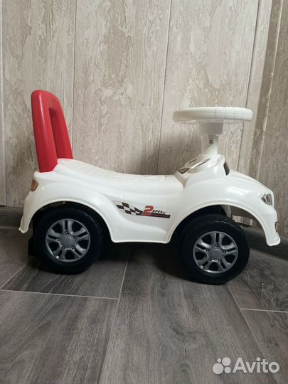 Машина-каталка детская