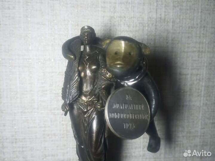 Бронзовая статуэтка высшей степени награды