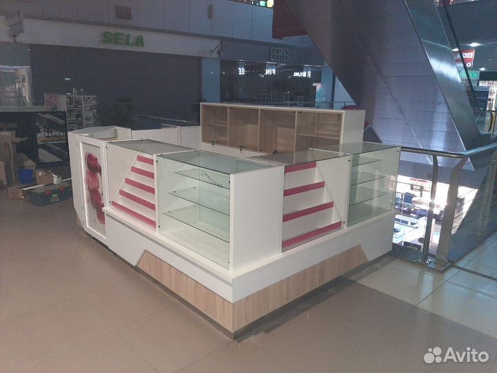 Торговый островок для торговли из витрин