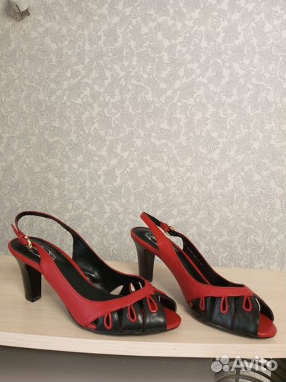 Продам босоножки женские новые р.39 Италия