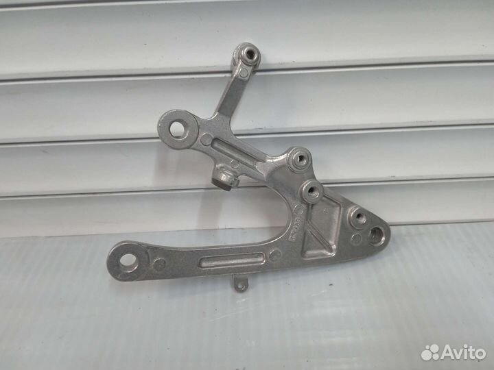 Yamaha R1 2004-2006. Кронштейн правый