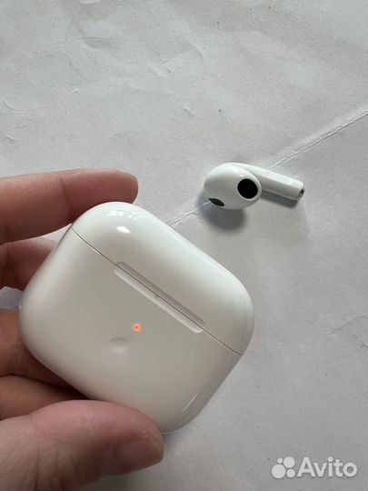 Левый наушник и кейс apple airpods 3