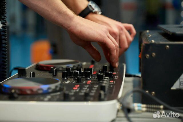 Диджей говорящий (с аппаратурой)