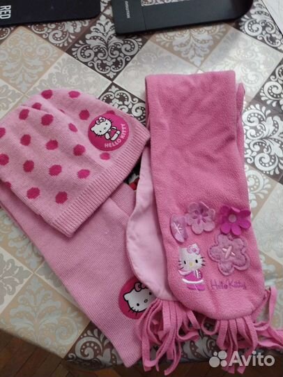 Продам комплект из шапки и шарфов для девочки