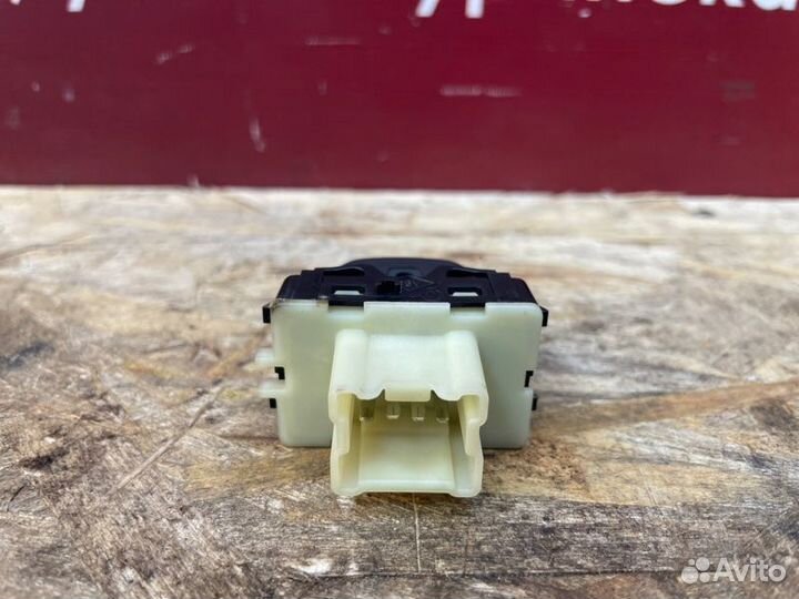 Кнопка стеклоподъемника Renault Sandero Stepway