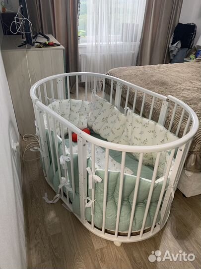 Детская кроватка с маятником белая