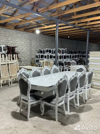 Кухонный стол и стулья новые