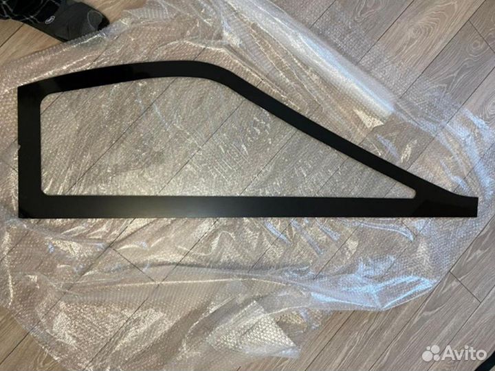 Стекло лобовое верхнее с вырезом Kobelco