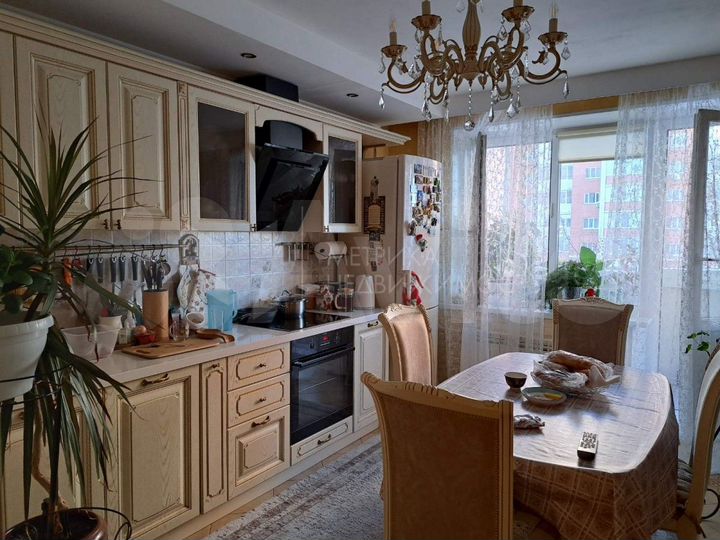 3-к. квартира, 85 м², 3/10 эт.