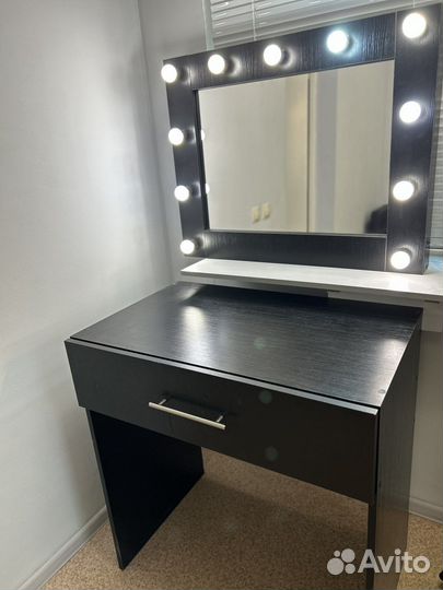 Столик для визажиста с зеркалом и лампочками