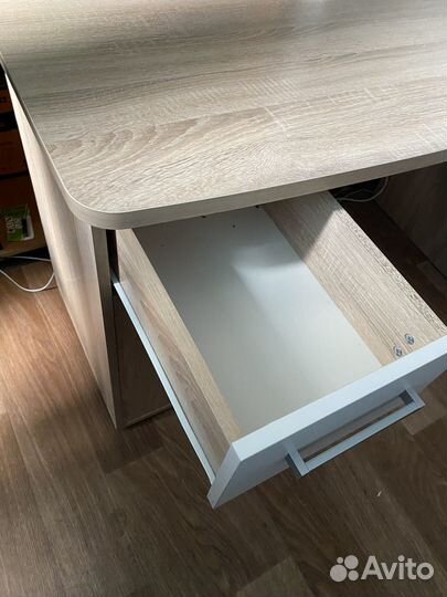 Офисная мебель (столы, кресла)