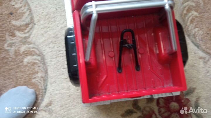 Внедорожник игрушка