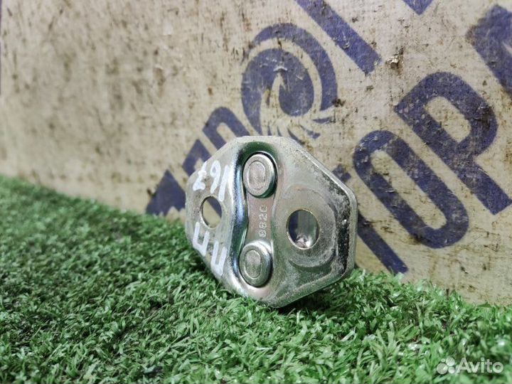 Ответная часть замка двери передняя правая Mazda