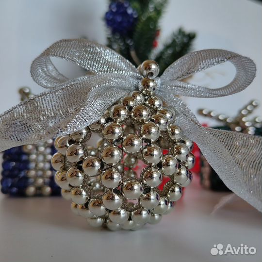 Новогодние украшения из бусин