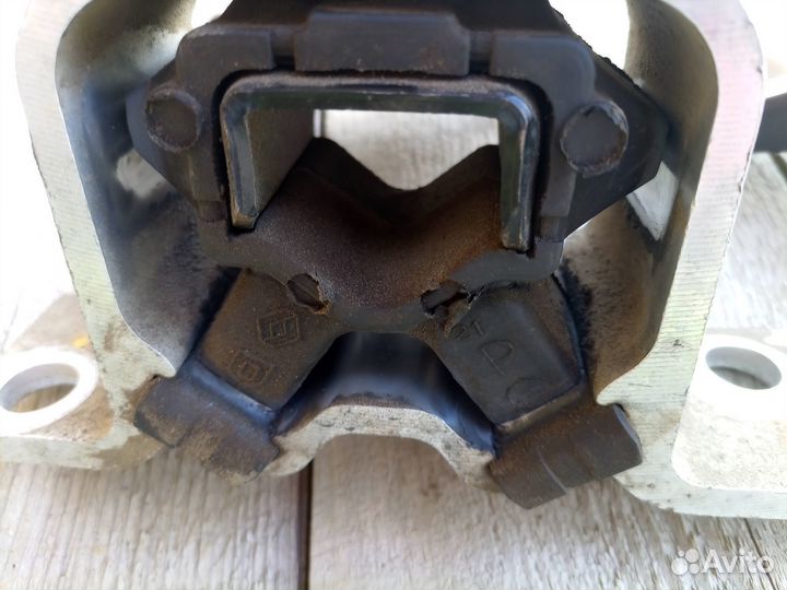 Подушка двигателя renault logan