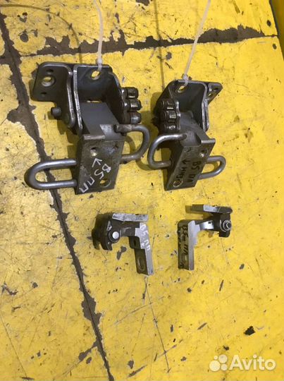 Петля двери Volkswagen Passat 2000-2005